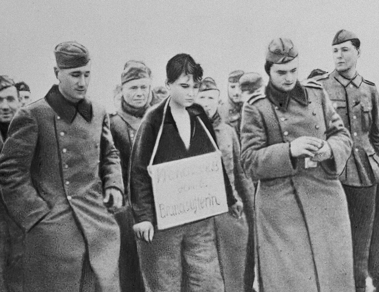 Moskovska regija. Sovjetska partizanka Zoja Anatoljevna Kosmodemjanskaja (v sredini), ki so jo zajeli nacisti, pred usmrtitvijo v vasi Petriščevo med veliko domovinsko vojno. Reprodukcija posnete fotografije. 