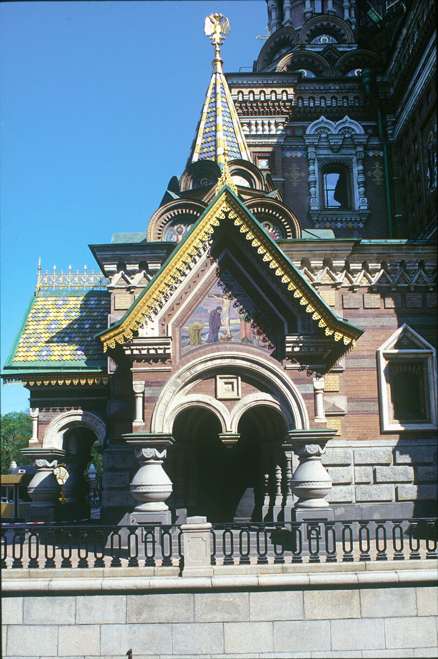 Cattedrale della Resurrezione. Portico nord-ovest, vista ovest con pannello della Crocifissione di V. M. Vasnetsov. 25 maggio 2003