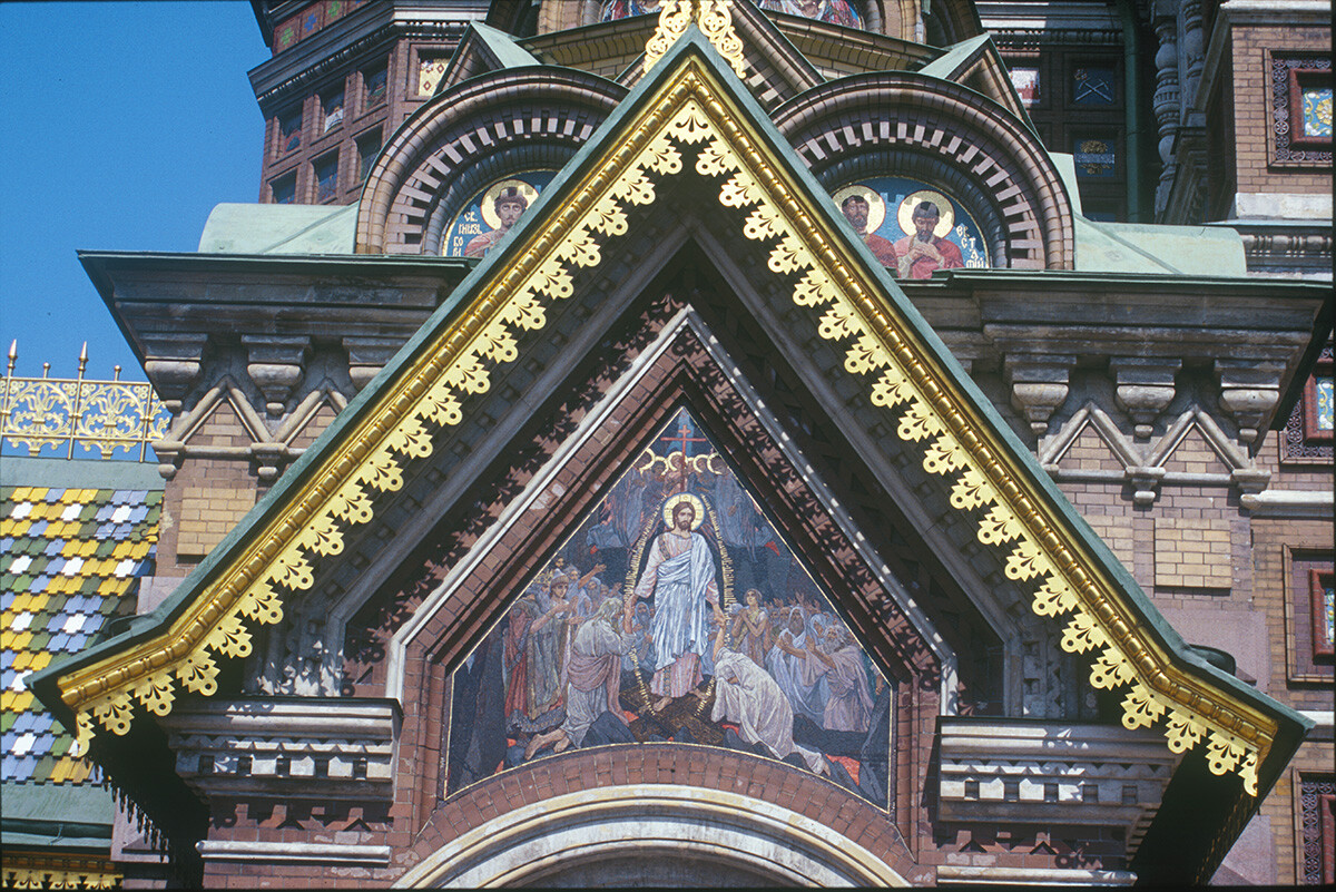 Cattedrale della Resurrezione. Portico sud, frontone con mosaico di V. M. Vasnetsov. 25 maggio 2003