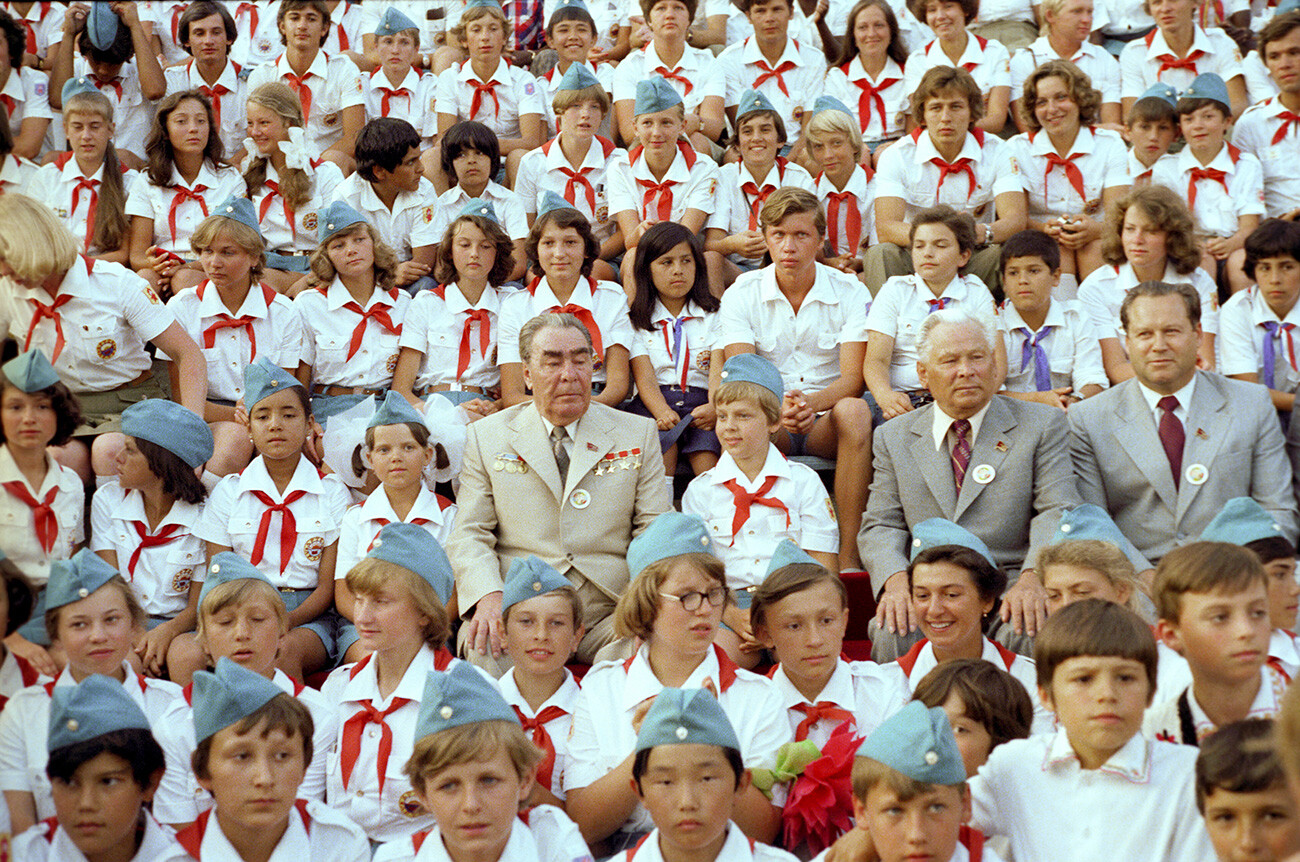 Leonid Brézhnev entre los pioneros del campamento de verano 