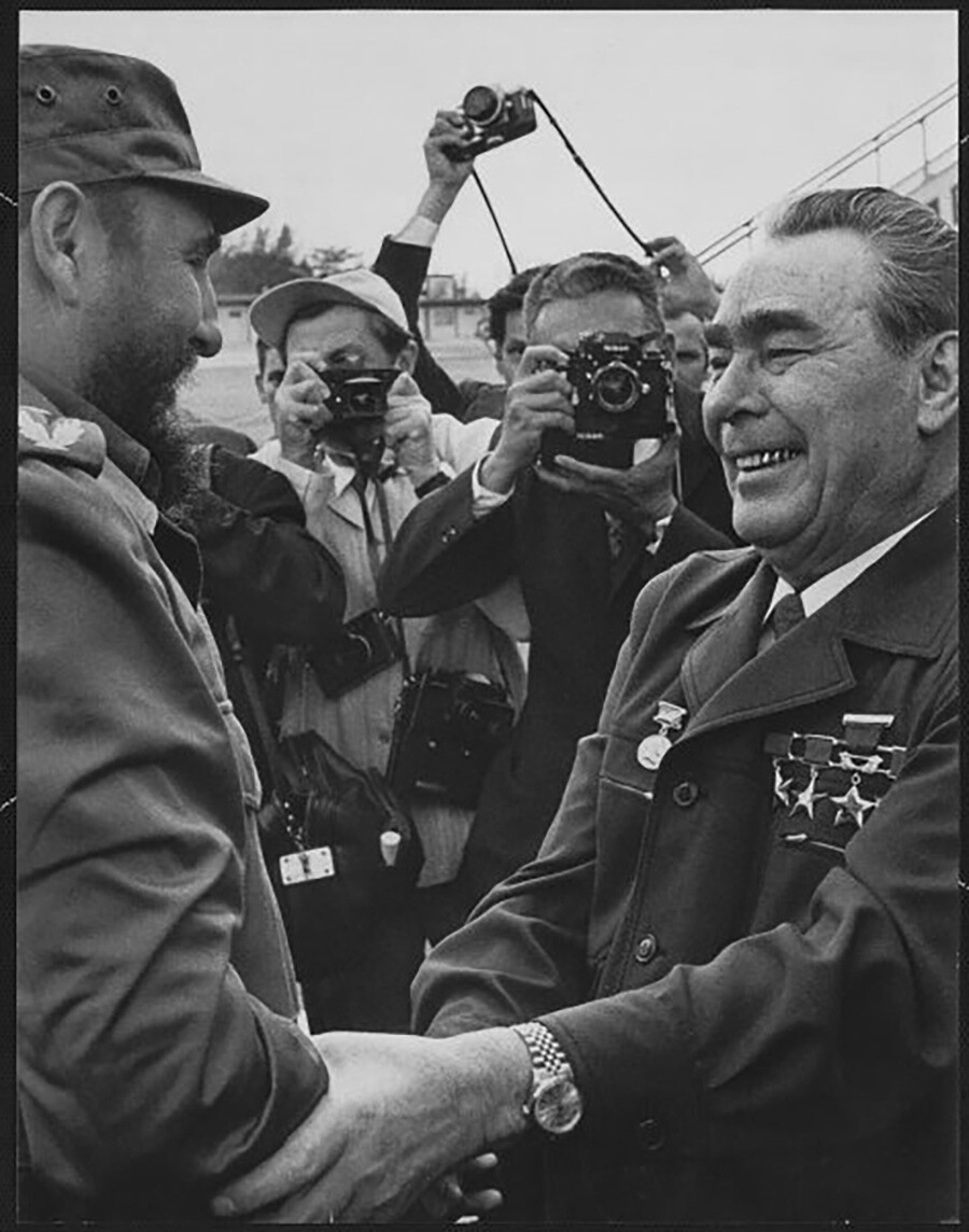 Uma Bela Jovem Tem Nas Mãos Bandeira Federação Russa Estudante fotos,  imagens de © Nadin_Inaya #358416404