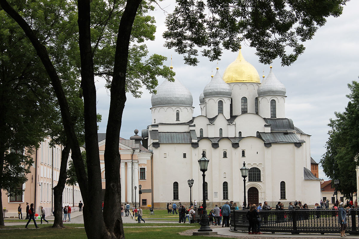 a Catedral de Santa Sofia, em Velíki Nôvgorod.