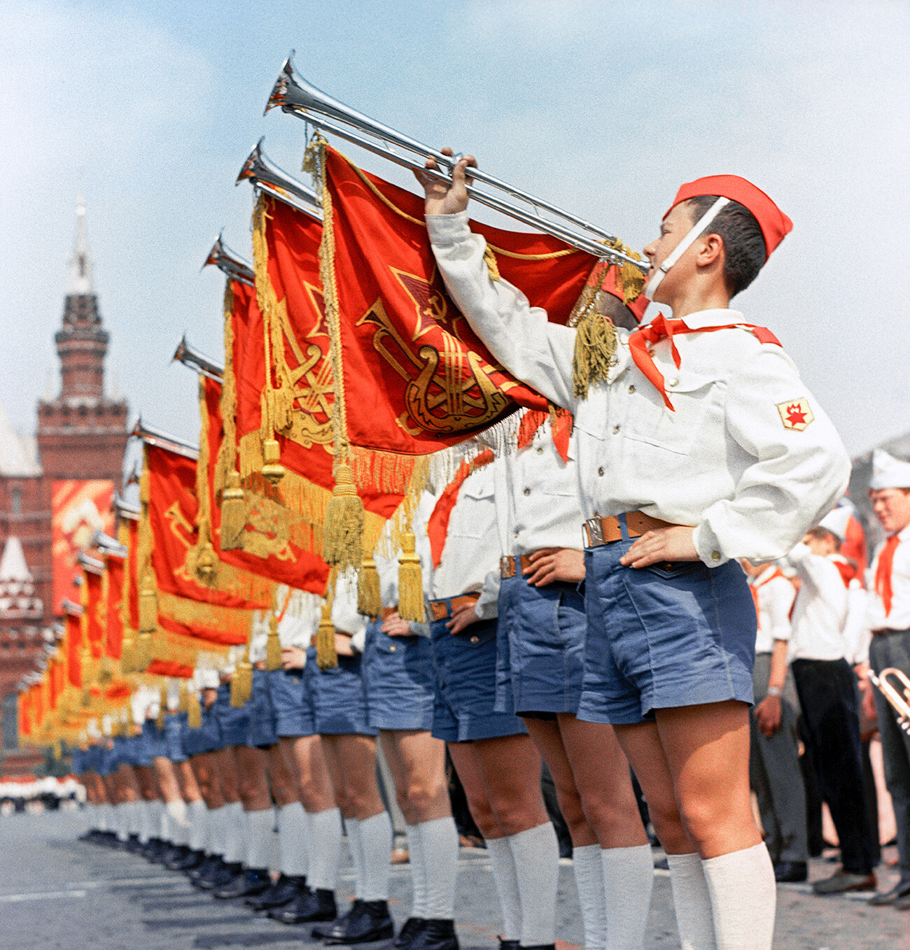 Participantes del desfile en la Plaza Roja de Moscú destinado para conmemorar el 45º aniversario de la Organización de Pioneros y el 50º aniversario del poder soviético, el 19 de mayo de 1967.