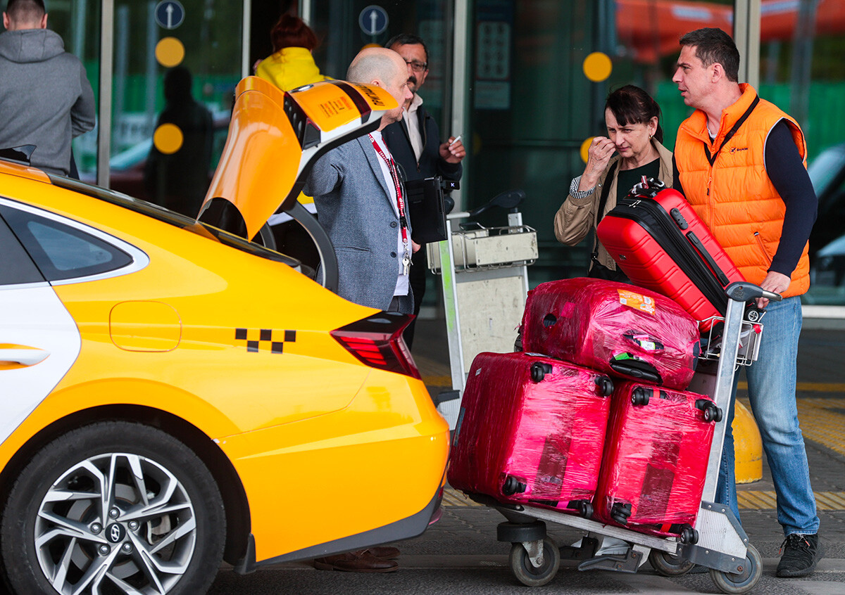 Passagers prenant un taxi à la sortie de l'aéroport moscovite de Vnoukovo