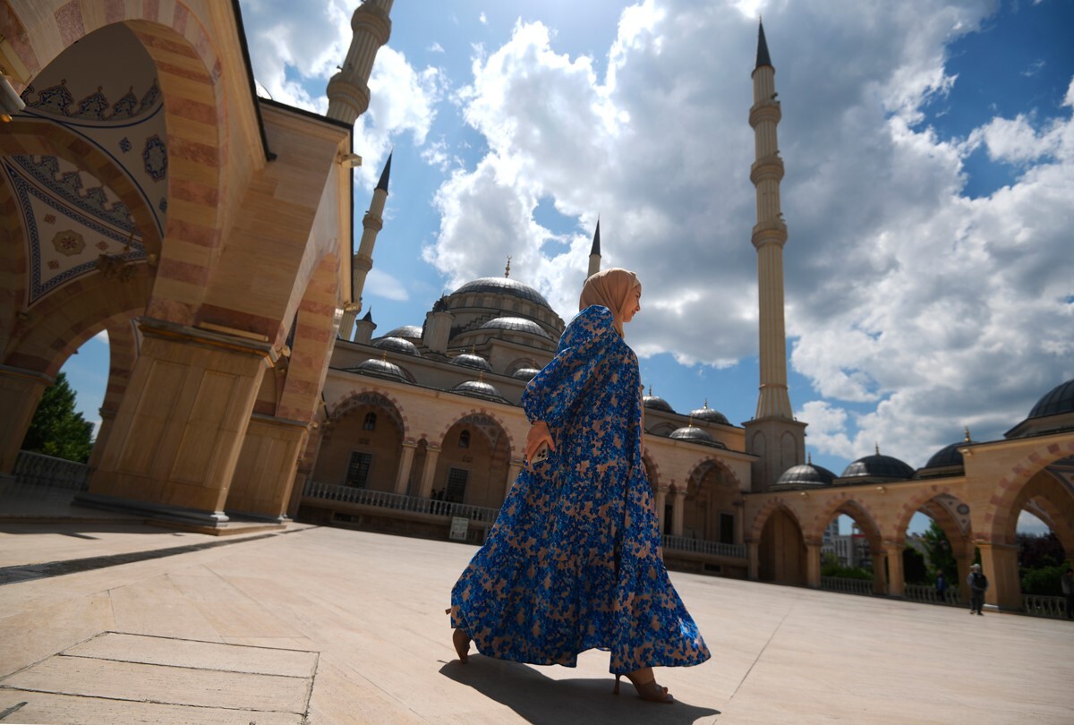 Una joven en el recinto de la mezquita de Ajmad Kadírov 
