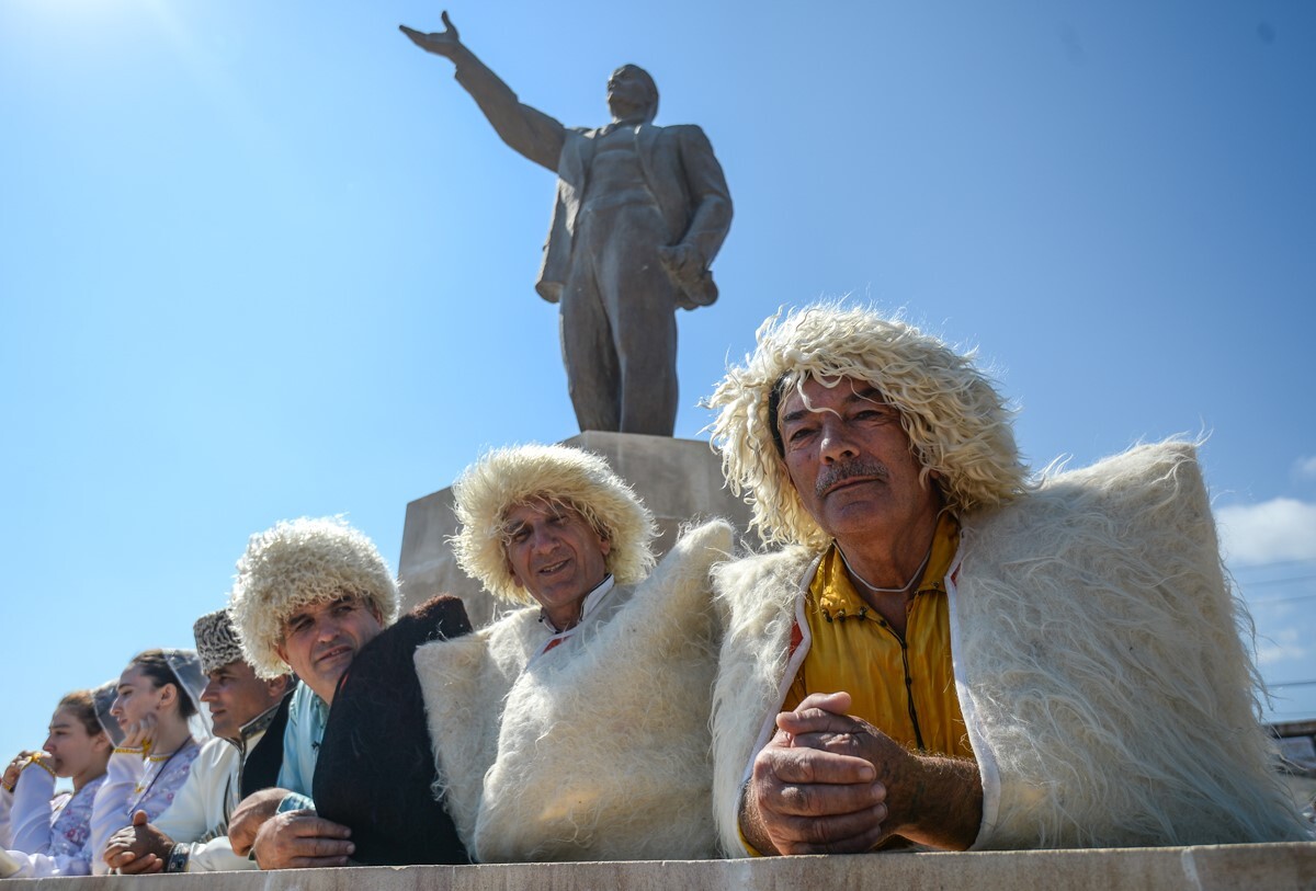 Participantes en el festival de las culturas nacionales y de los pueblos de Daguestán en la Plaza de la Libertad, en el marco de la celebración del 2000 aniversario de Derbent. 