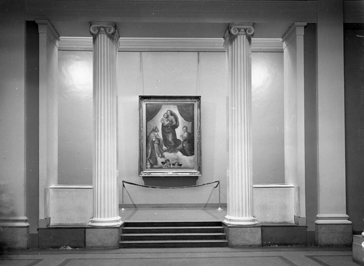 Raphael's Sistine Madonna at the “Masterpieces of the Dresden Art Gallery” exhibition in the Pushkin Museum of Fine Arts, Moscow, 1955