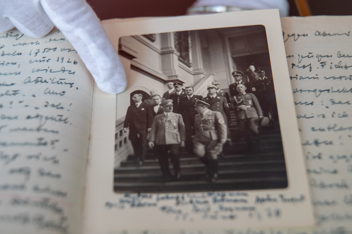 Una foto storica mostra Hans Posse (a sinistra) mentre passeggia nella galleria d'arte di Dresda con Adolf Hitler, 18 giugno 1938