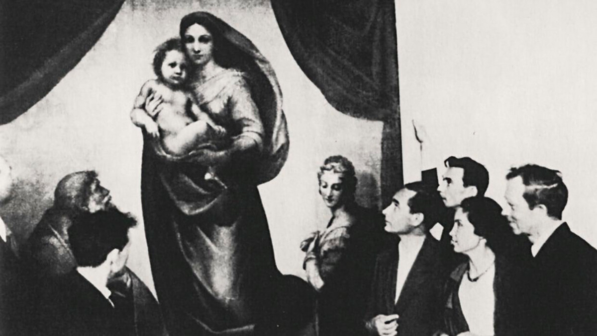 Gli artisti sovietici esplorano il capolavoro di Raffaello al Museo Pushkin