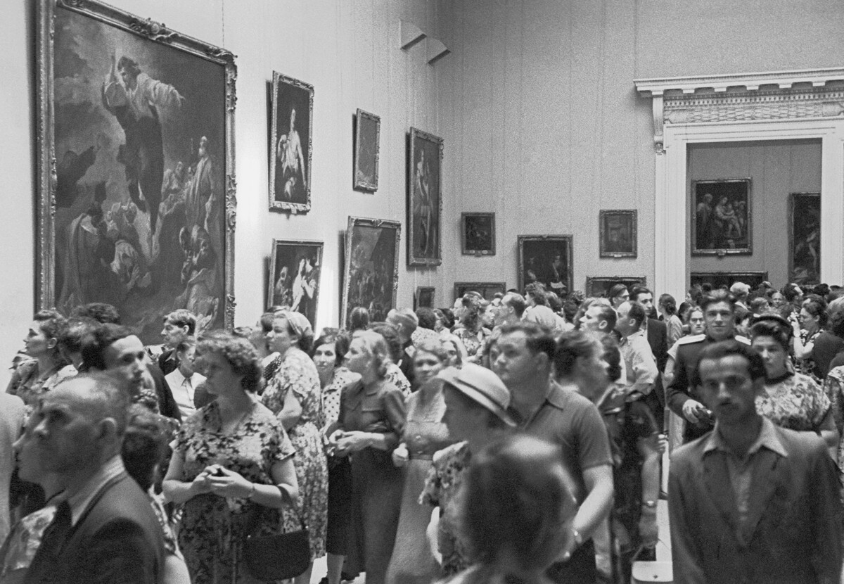 Visitatori alla mostra sulle collezioni d'arte di Dresda nel Museo Pushkin di Mosca, 1955
