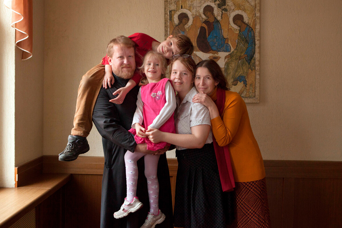 El sacerdote ortodoxo ruso Alexánder Konstantínov (de izquierda a derecha), los niños Alexandra, Nikolái, Evguenia y su esposa Svetlana Konstantínova de pie en la iglesia de San Kosma y Damián en Moscú 