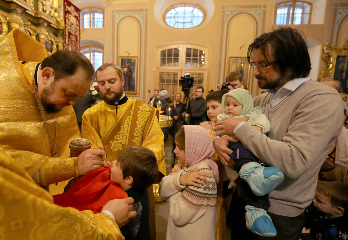 El rito de la comunión después de la Divina Liturgia en la Catedral Sampsonievski, San Petersburgo. 
