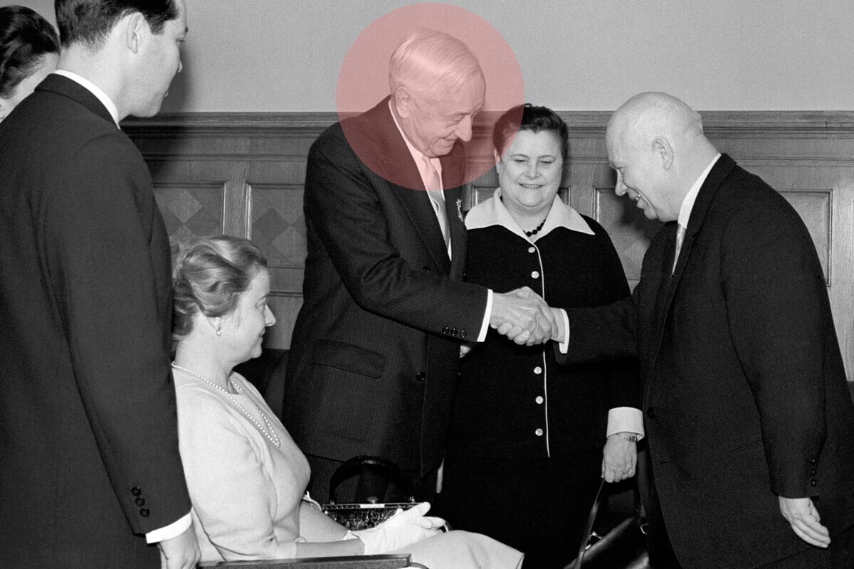 Nikita Hruščov se rokuje z Cyrusom Eatonom med njegovim obiskom v ZSSR leta 1964.