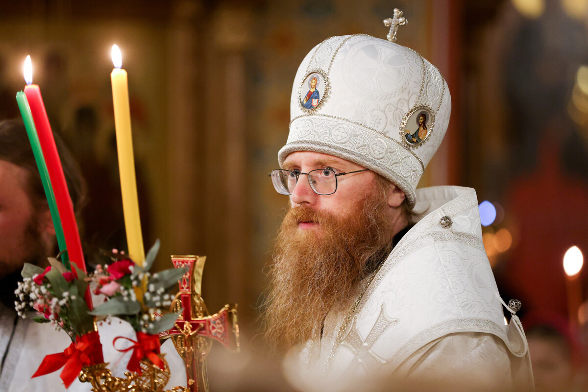 Padre Iosif, vescovo di Mozhajsk, durante una funzione pasquale
