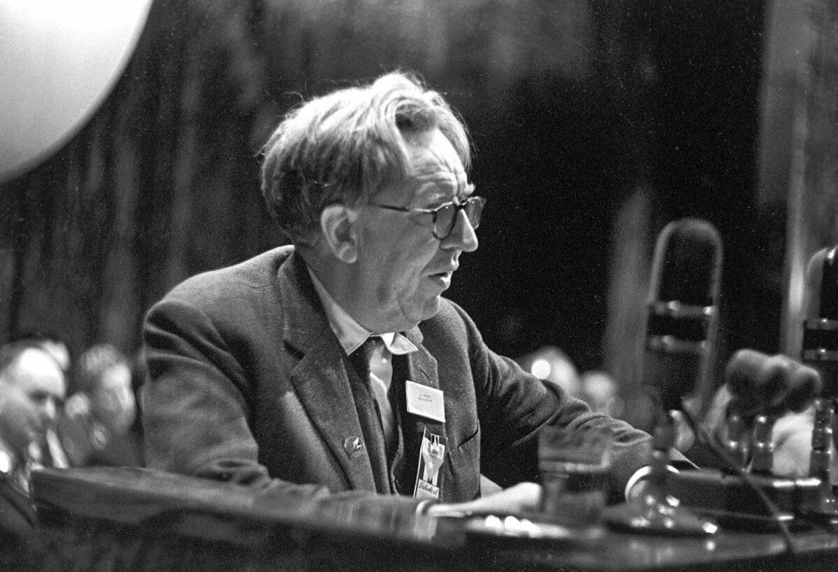 Professor J. D. Bernal speaking at an international symposium on higher education in Moscow, 1962
