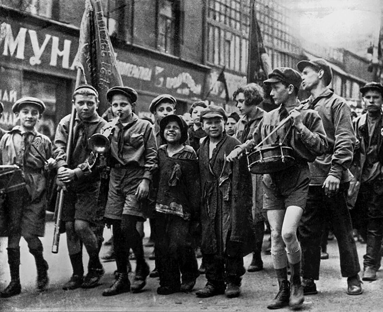 Enfants sans foyer et pionniers (scouts soviétiques) durant un défilé du Premier mai