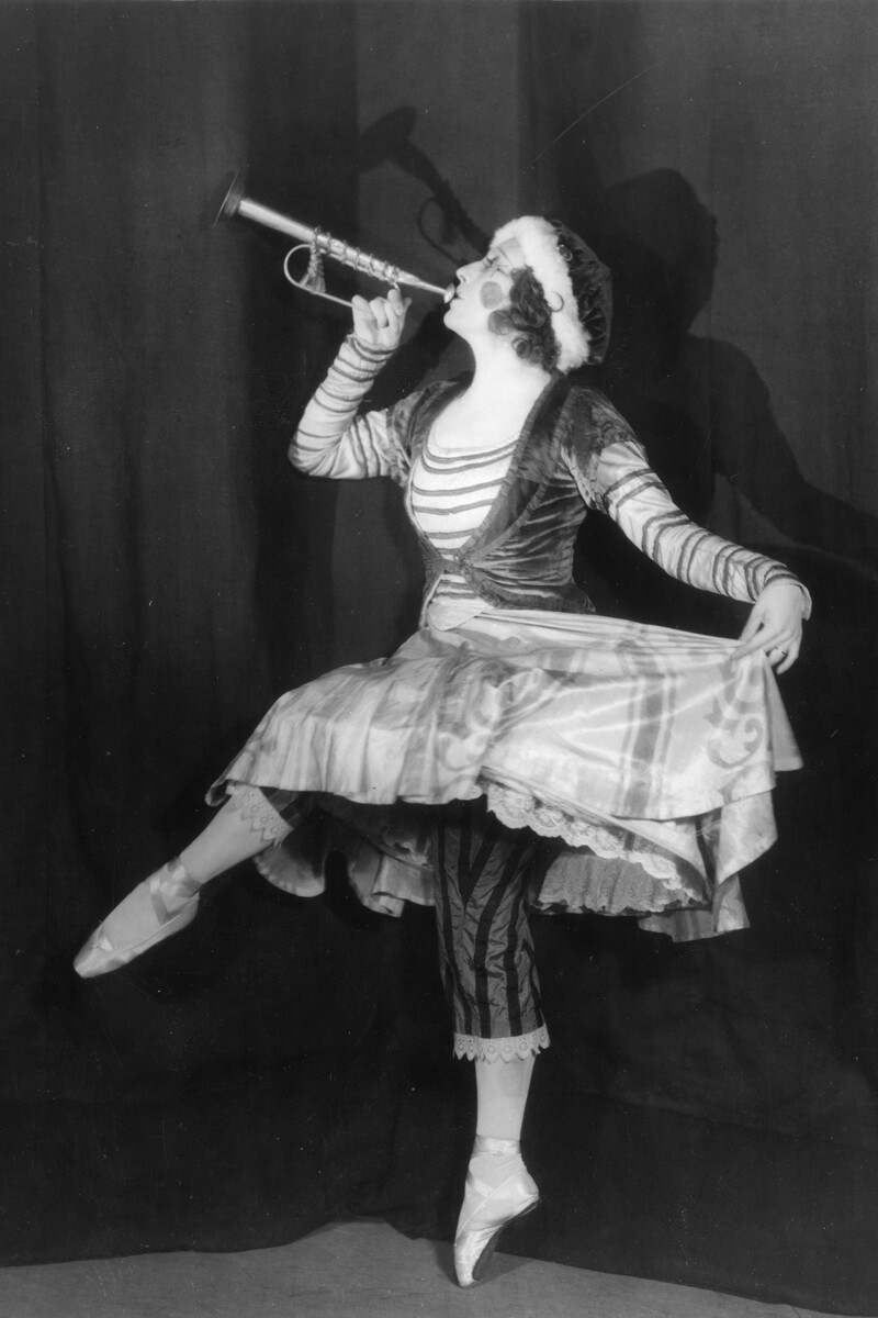 『ペトルーシュカ』の人形の役を演じるリディア・ソコロワ、1926年
