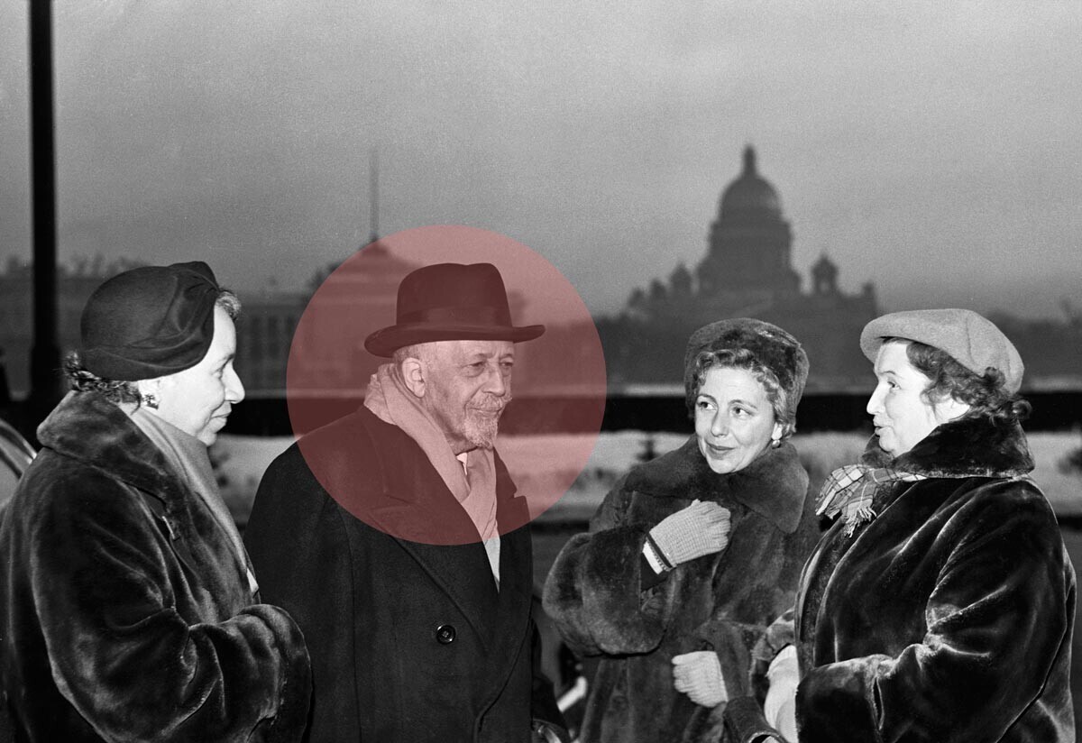 William Du Bois dan penulis Amerika Shirley Graham (kiri) selama kunjungan ke Leningrad pada tahun 1959