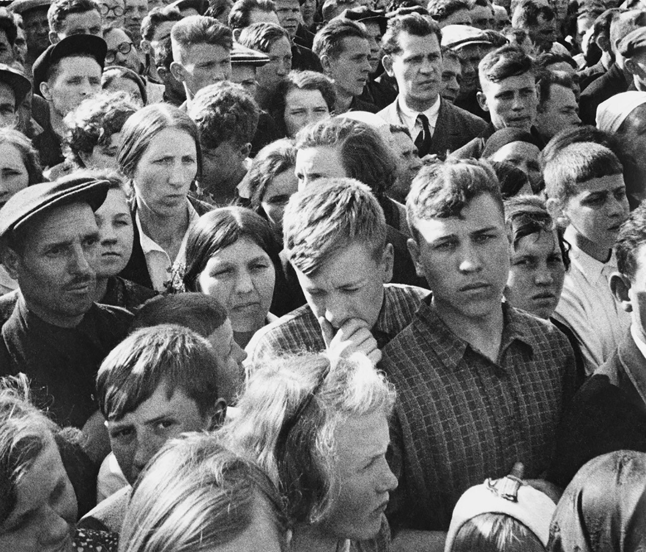 Des ouvriers d'une usine soviétique écoutent l'annonce radio du début de la guerre 