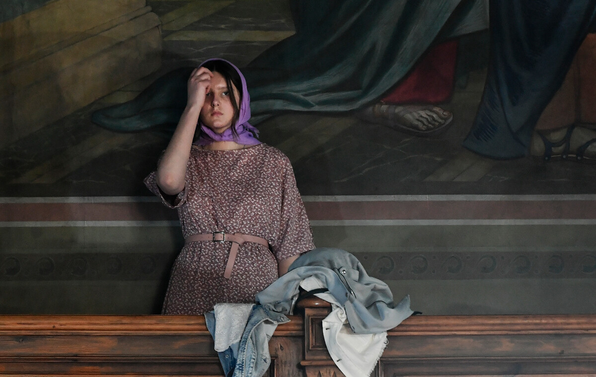 Ein Mädchen nimmt an einem Ostergottesdienst in der Kirche der drei heiligen Hierarchen in Simferopol teil.