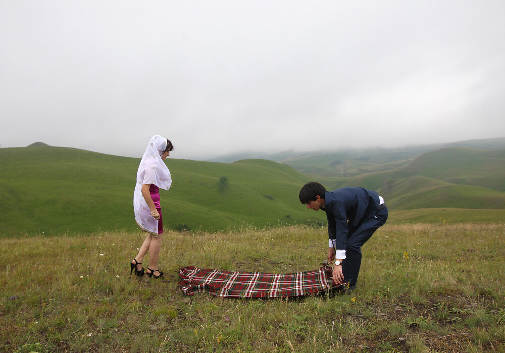 Les coutumes et traditions du Daghestan sont préservées dans une plus large mesure dans les zones rurales. L'on peut par exemple citer le nikah, une cérémonie musulmane de mariage, l'islam étant ici prédominant. 