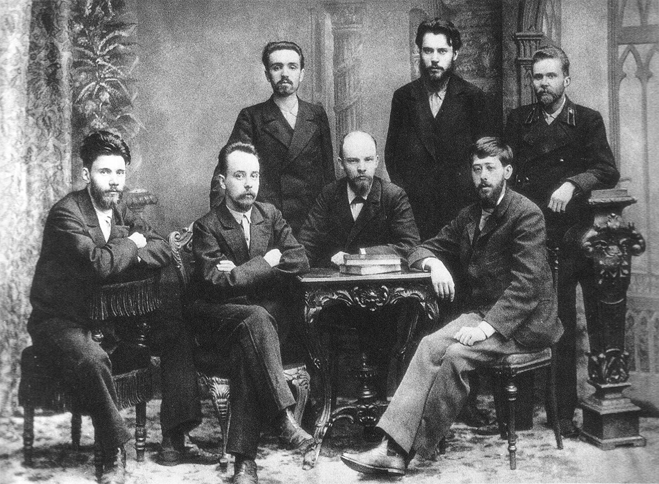 W.I. Uljanow unter den Mitgliedern der St. Petersburger 