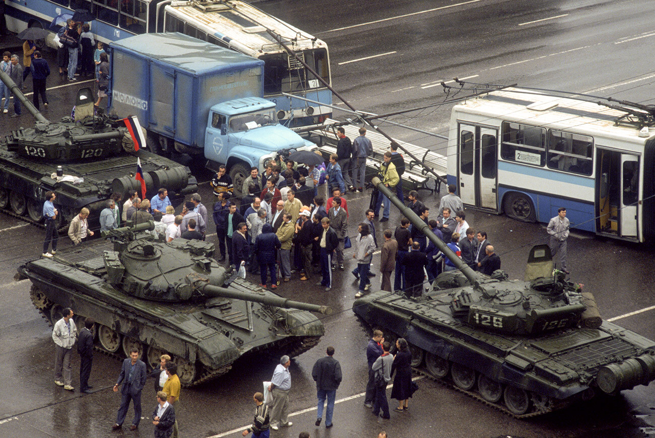 Tanques y autobuses urbanos forman una barricada frente a la Casa Blanca rusa durante un intento de Golpe de Estado en 1991. 