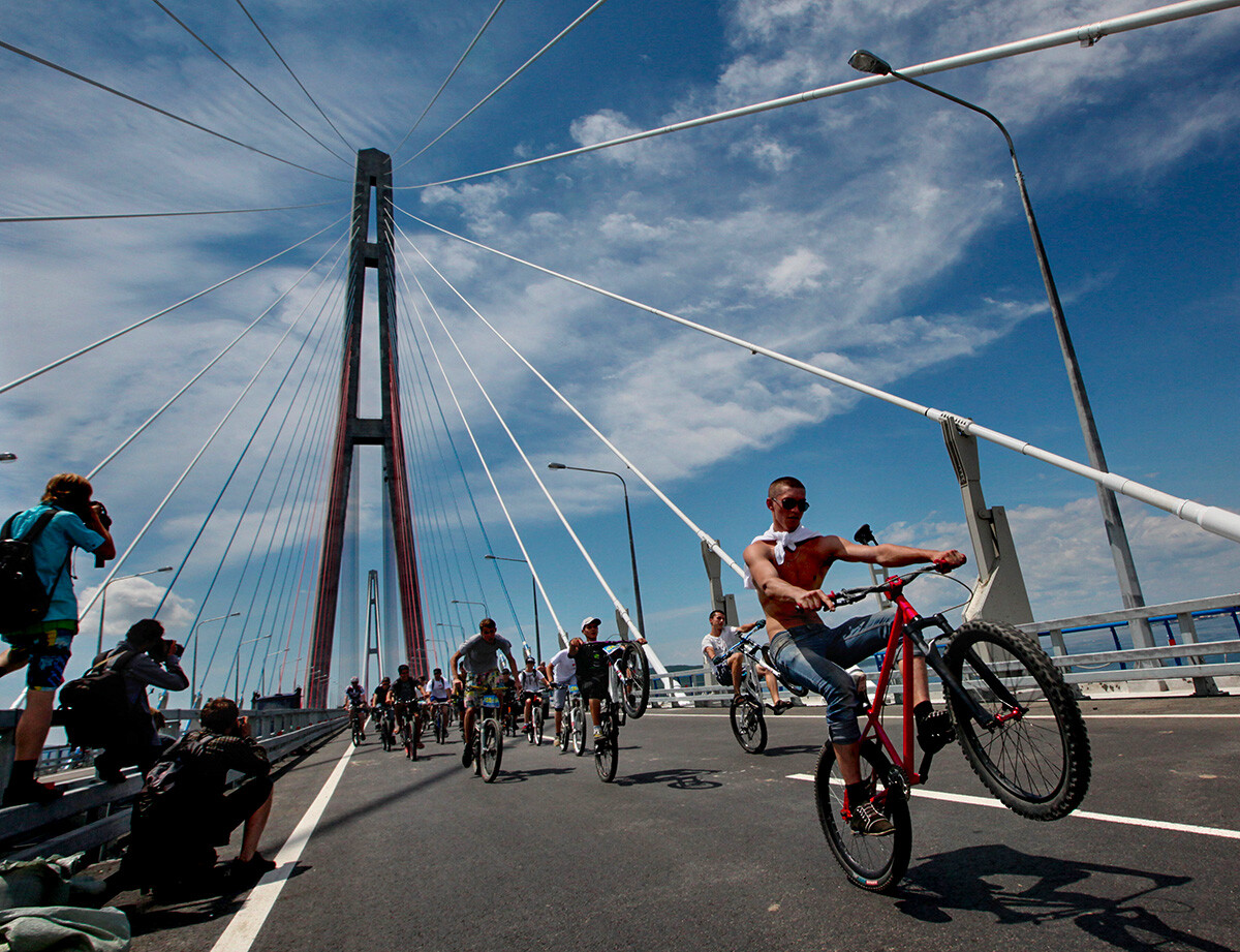 2012年にウラジオストクのルースキー橋が開通した。この橋は世界最大のケーブルつり橋である。自転車に乗って橋を渡るイベントに多くの人が参加した
