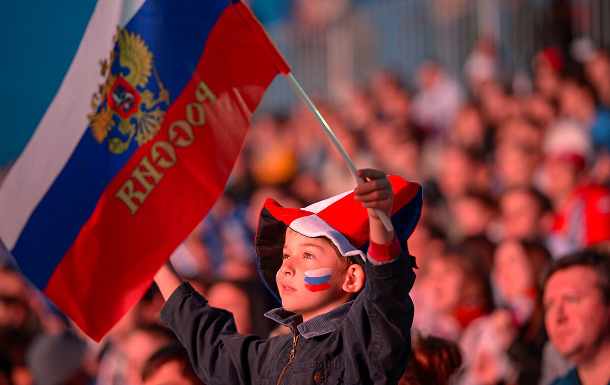 サッカーの2012年欧州選手権（ユーロ2012）のためにつくられたモスクワのファンゾーンで、ポーランドで行われたチェコとの試合を戦うロシアチームを応援するサッカーファンたち