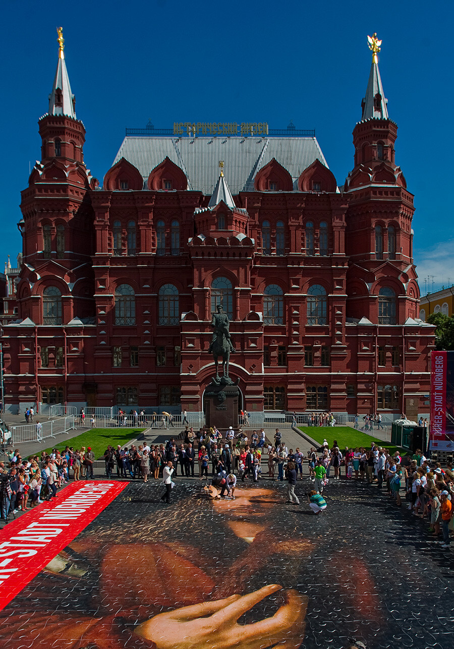 ロシアでは2012年は「ドイツ年」が宣言された。画家アルブレヒト・デューラーの「自画像」の巨大なパズルを組み立てるモスクワっ子たち