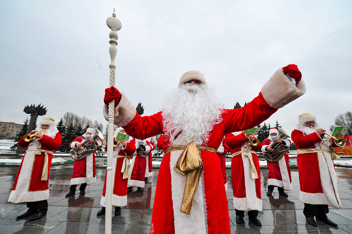 ロシア版サンタクロース、ジェド・モロズ（酷寒じいさん）のオーケストラが冬のホリデー・シーズンに現れる