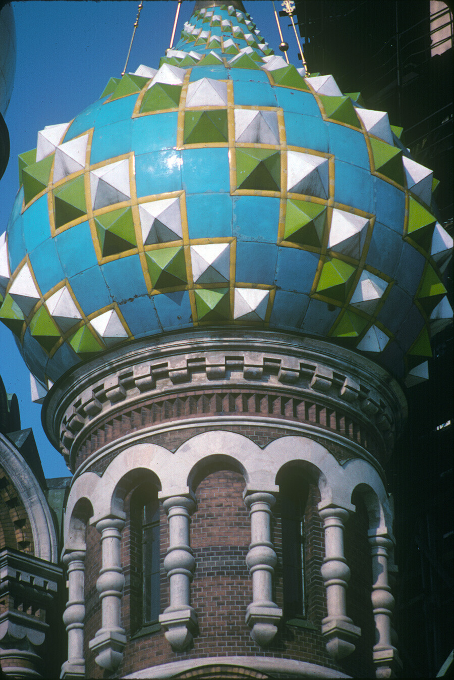 Katedral Kebangkitan. Kubah barat daya dengan dekorasi berenamel (28 Maret 1991)