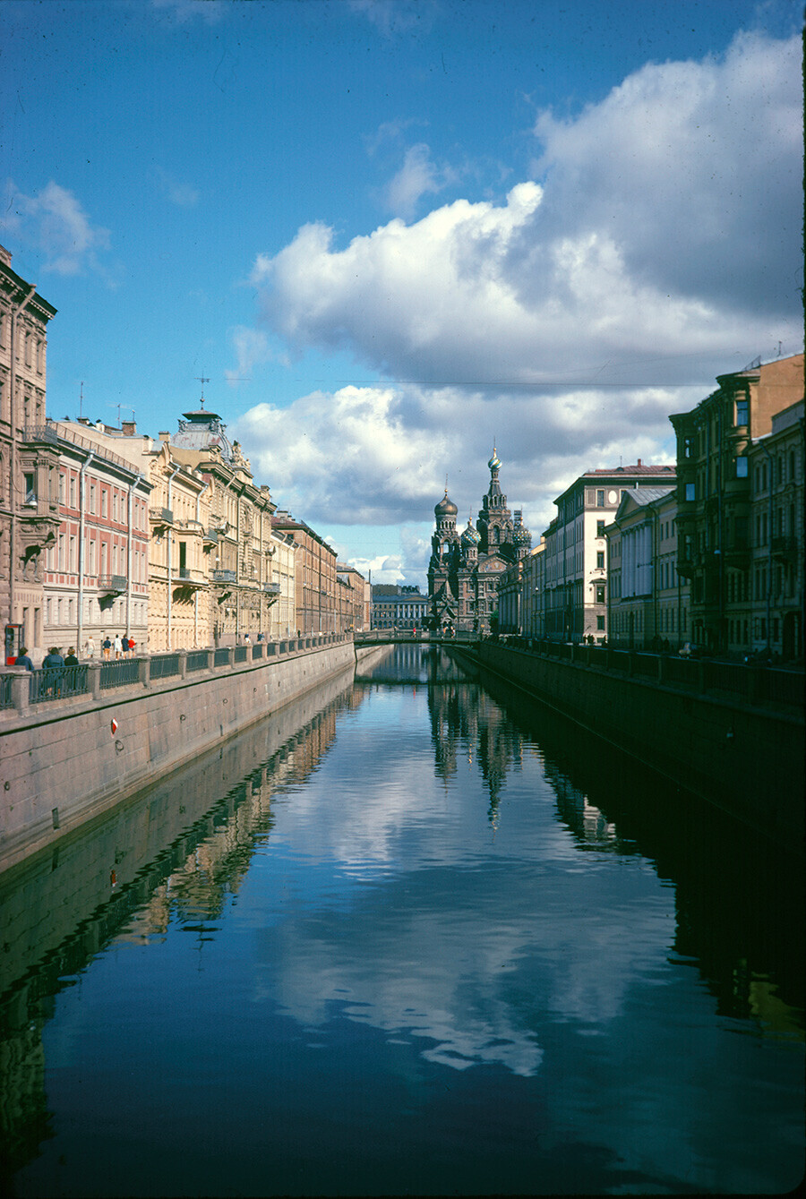 Sankt Peterburg. Kanal Griboedov (sebelumnya Catherine). melihat ke utara dari Nevsky Prospekt menuju Katedral Kebangkitan Juruselamat dengan Darah (8 September 1971)