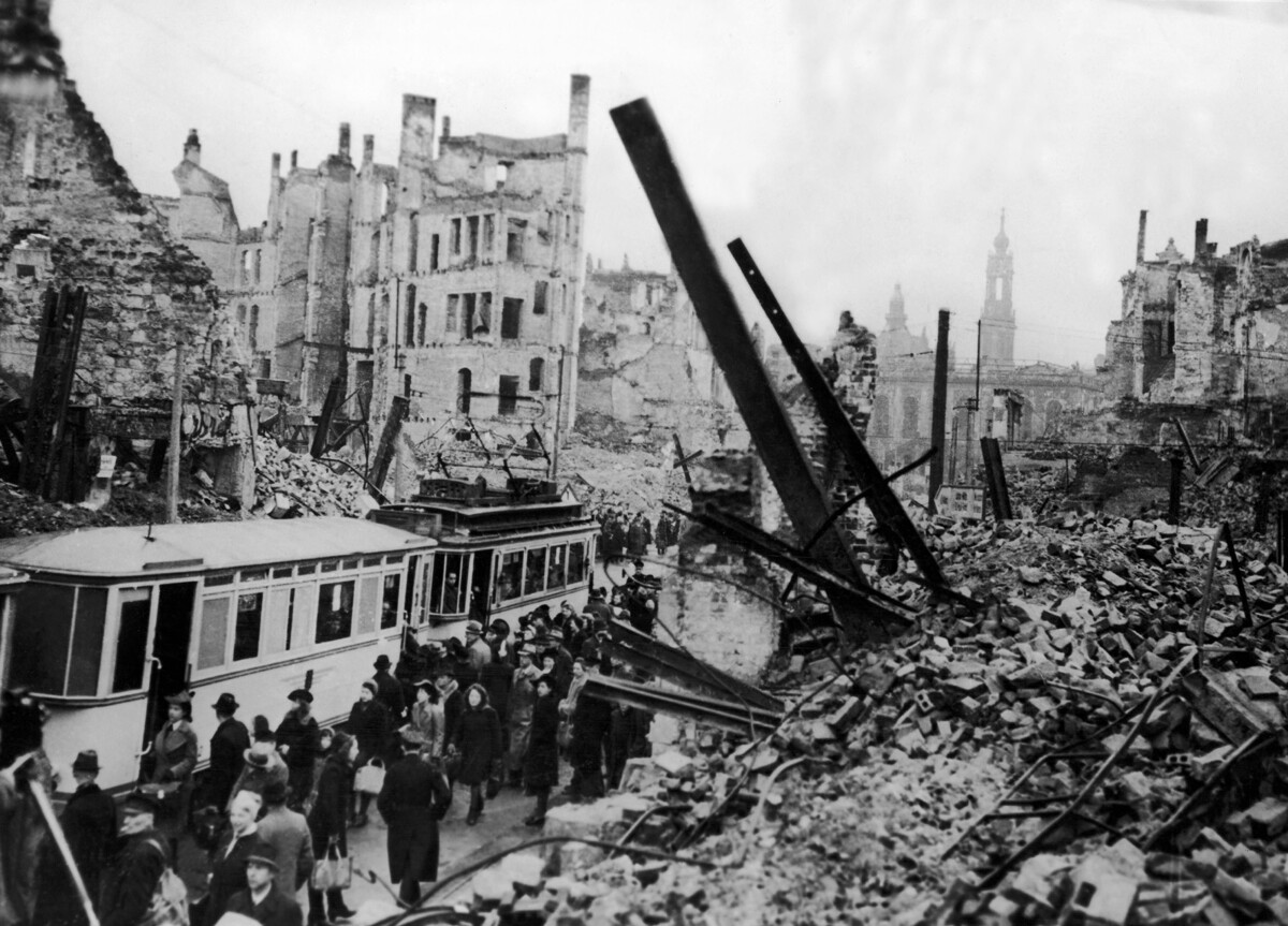 Град Дрезден, почти изравнен със земята от англо-американски бомбардировки, през февруари 1945 г.