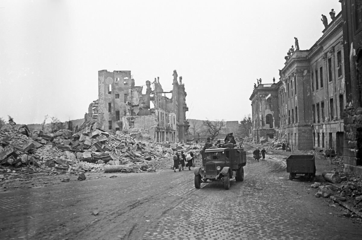 Руините на известната Дрезденска художествена галерия, 1945 г.