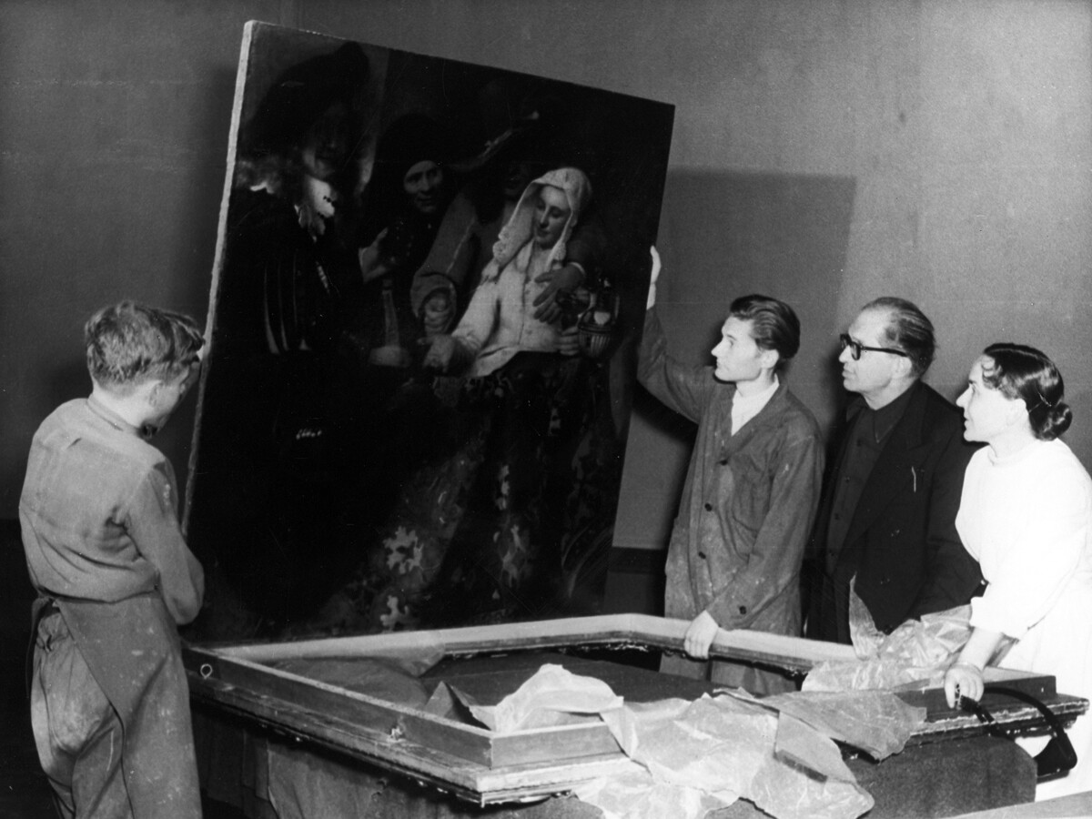 Репродукция на снимка на пренасянето на картини, взети от Германия след Великата отечествена война 1941-1945 г. в Дрезденската художествена галерия. 1955 г.