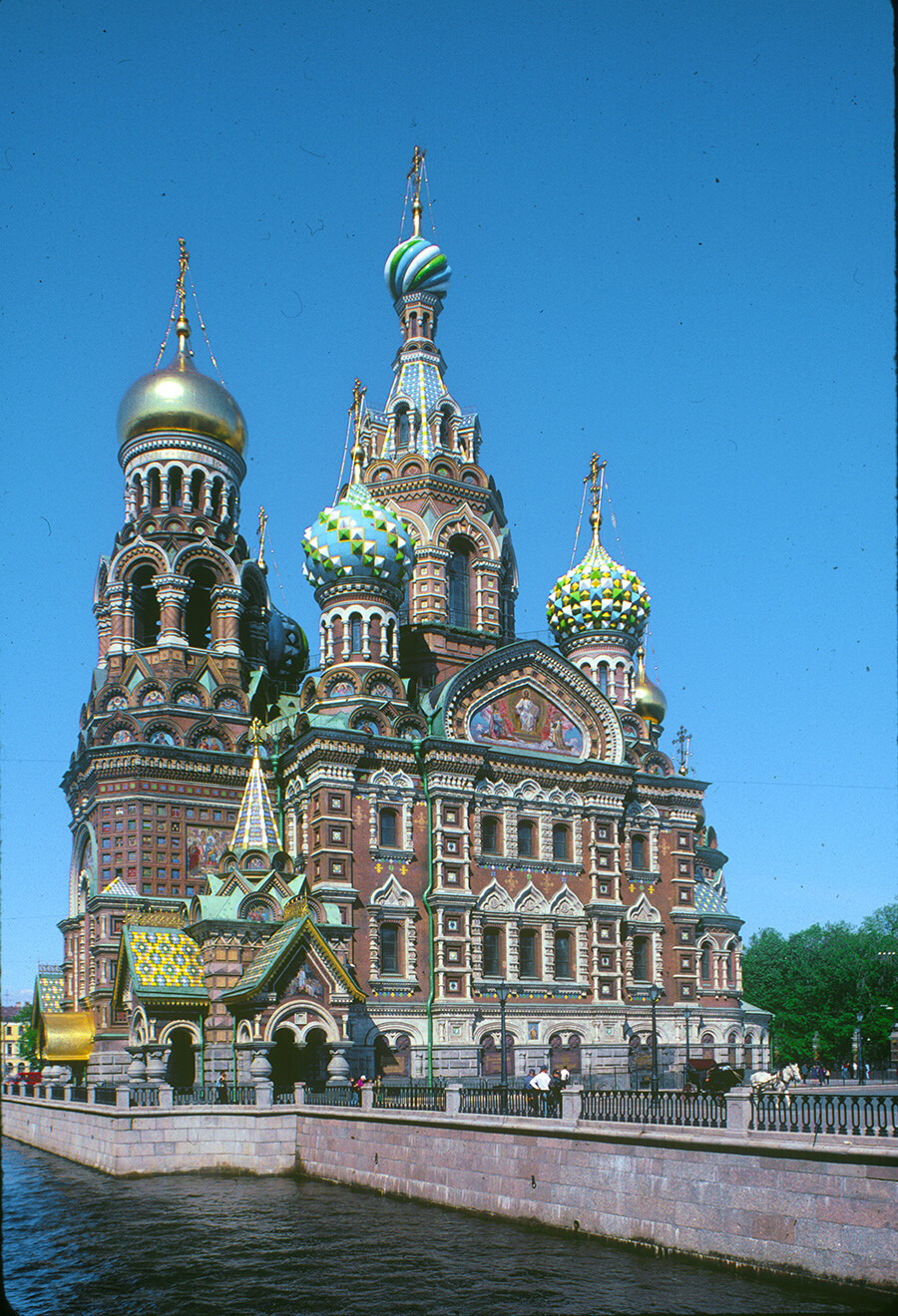  San Petersburgo. Catedral de la Resurrección del Salvador sobre la Sangre. Vista del suroeste con el canal Griboedov. 29 de mayo de 1998. 