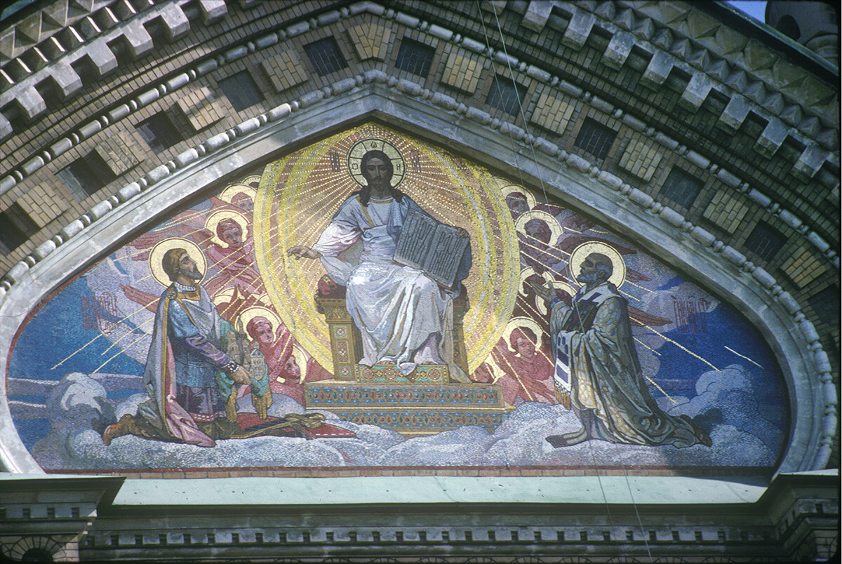 Catedral de la Resurrección. Fachada sur, frontón con mosaico de N. A. Koshelev Cristo en la gloria flanqueado por San Alejandro Nevsky (izquierda) y San Nicolás. 3 de agosto de 1991. 