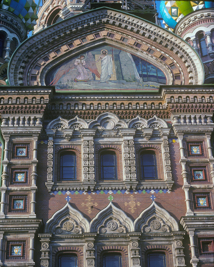  Catedral de la Resurrección. Fachada norte, frontón con panel de mosaico Resurrección de Cristo de M. V. Nesterov. 30 de mayo de 1993.