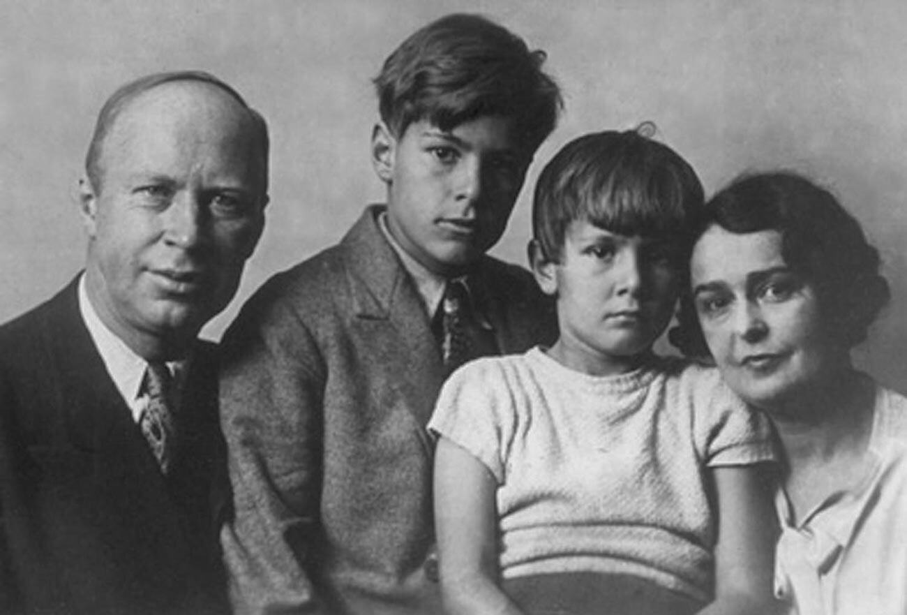 Foto de la familia de Serguéi Prokófiev. De izquierda a derecha: Serguéi, Sviatoslav, Oleg y Lina Prokófiev.