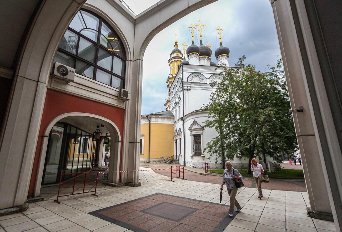 Третьяковский переулок метро. Храм святителя Николая в Толмачах в Москве. Лаврушинский переулок Третьяковская галерея метро. Церковь Николая Чудотворца в Толмачах, Москва. Храм музей Третьяковская галерея.