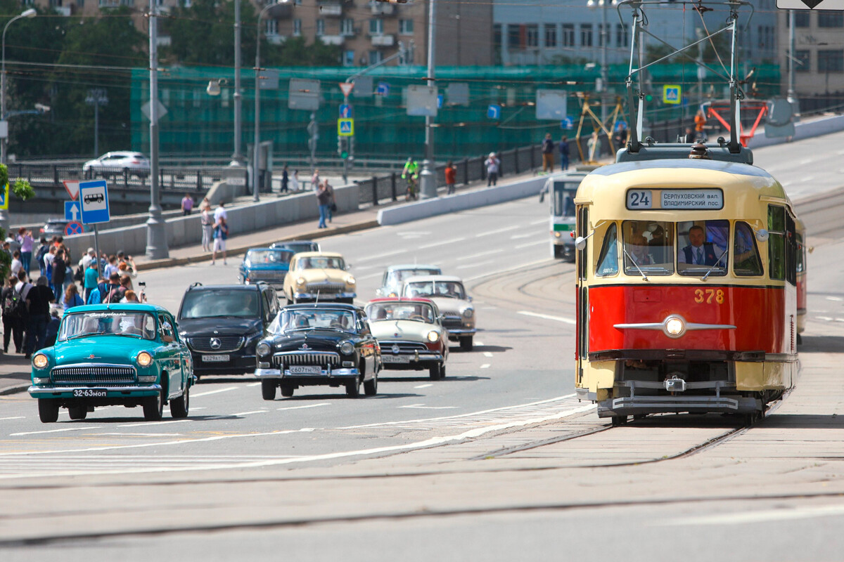Le défilé de tramways a suivi l'un des plus anciens itinéraires de Moscou: de la station de métro Novokouznetskaïa, en passant par un pont sur la Moskova, jusqu’à la station Tchistyé Proudy. Des voitures rétro exclusives ont également rejoint la parade.