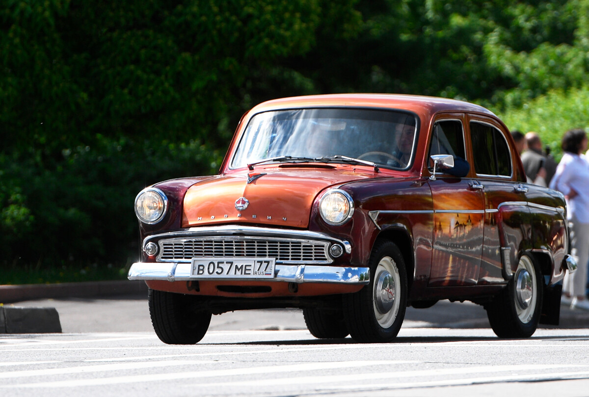 Les modèles les plus connus du défilé étaient néanmoins la Moskvitch-402, une voiture produite en série en 1956-1958...