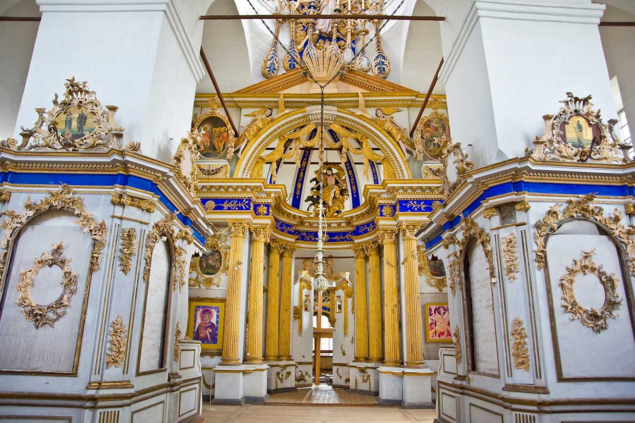 Cathédrale de la Transfiguration, piliers centraux et vue vers l'est en direction de l'iconostase. Août, 2009 