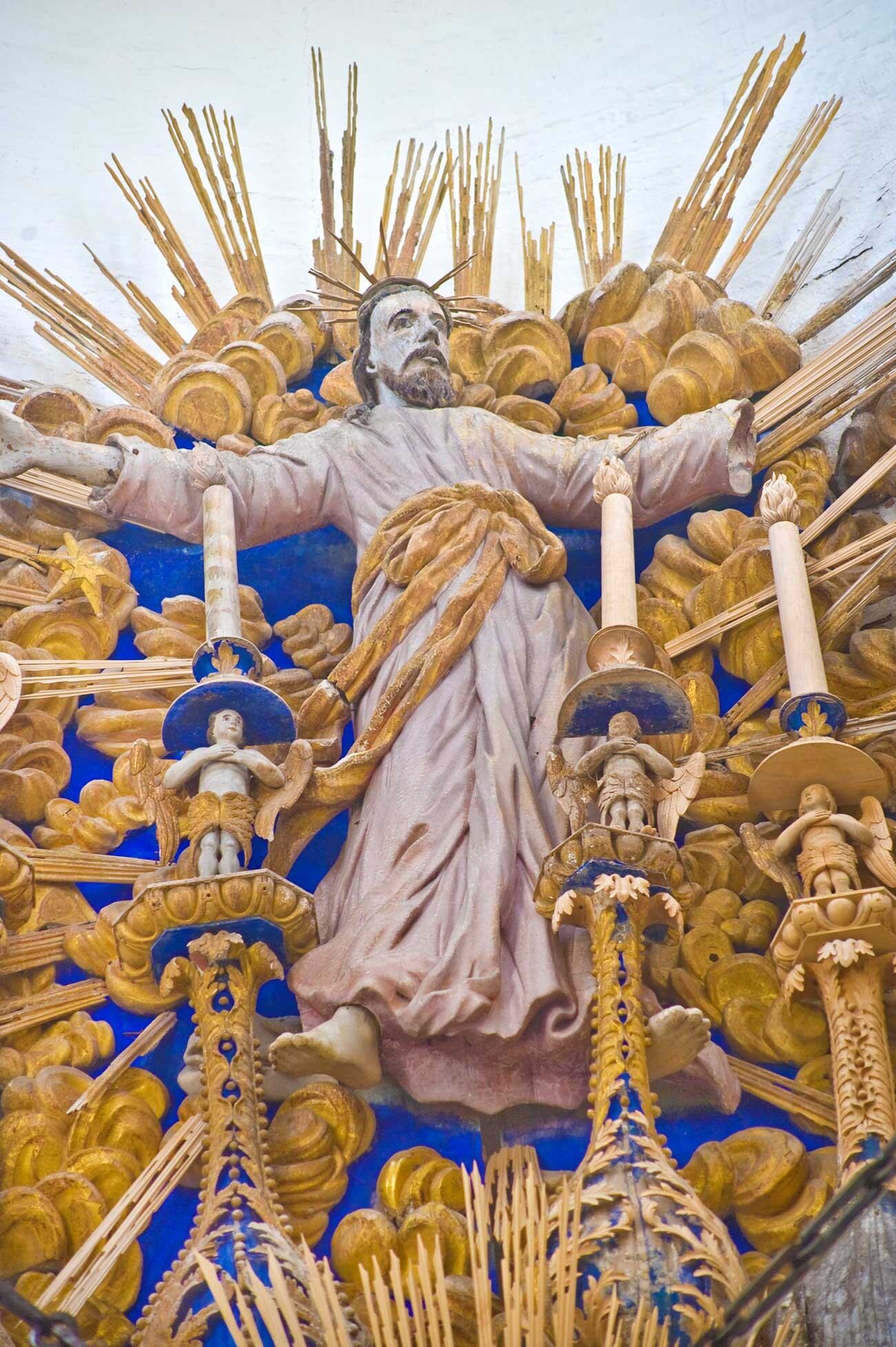 Cathédrale de la Transfiguration, partie supérieure de l'iconostase, sculpture du Christ ascendant. 8 août 2009 