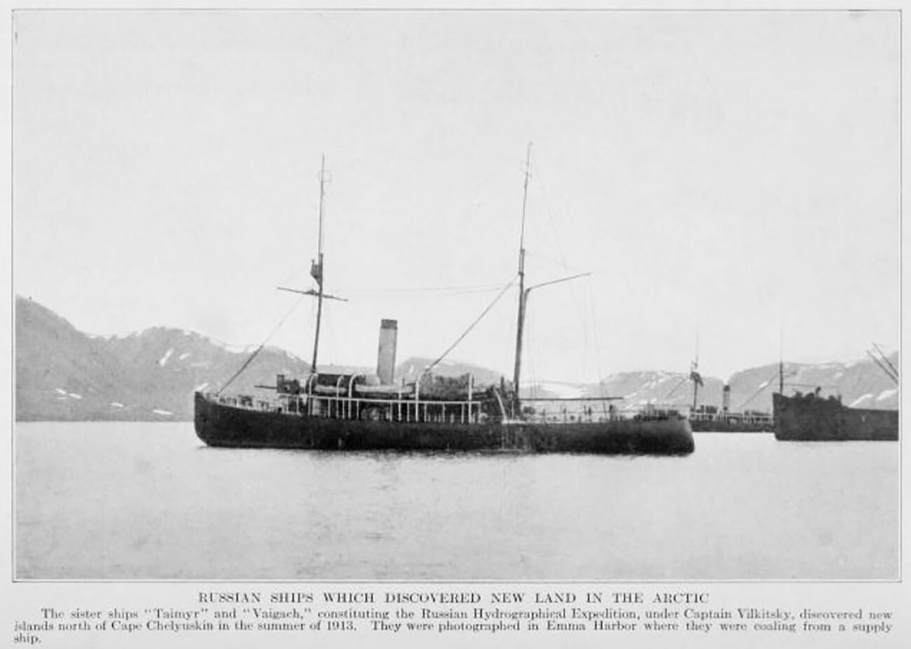Russische Eisbrecher und Erkundungsschiffe Taimyr und Waigatsch beim Bekohlen des Emmahafens 1913.