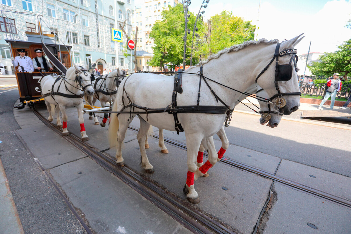 Moscou tem desfile de transporte retrô para celebrar os 150 anos de bondes