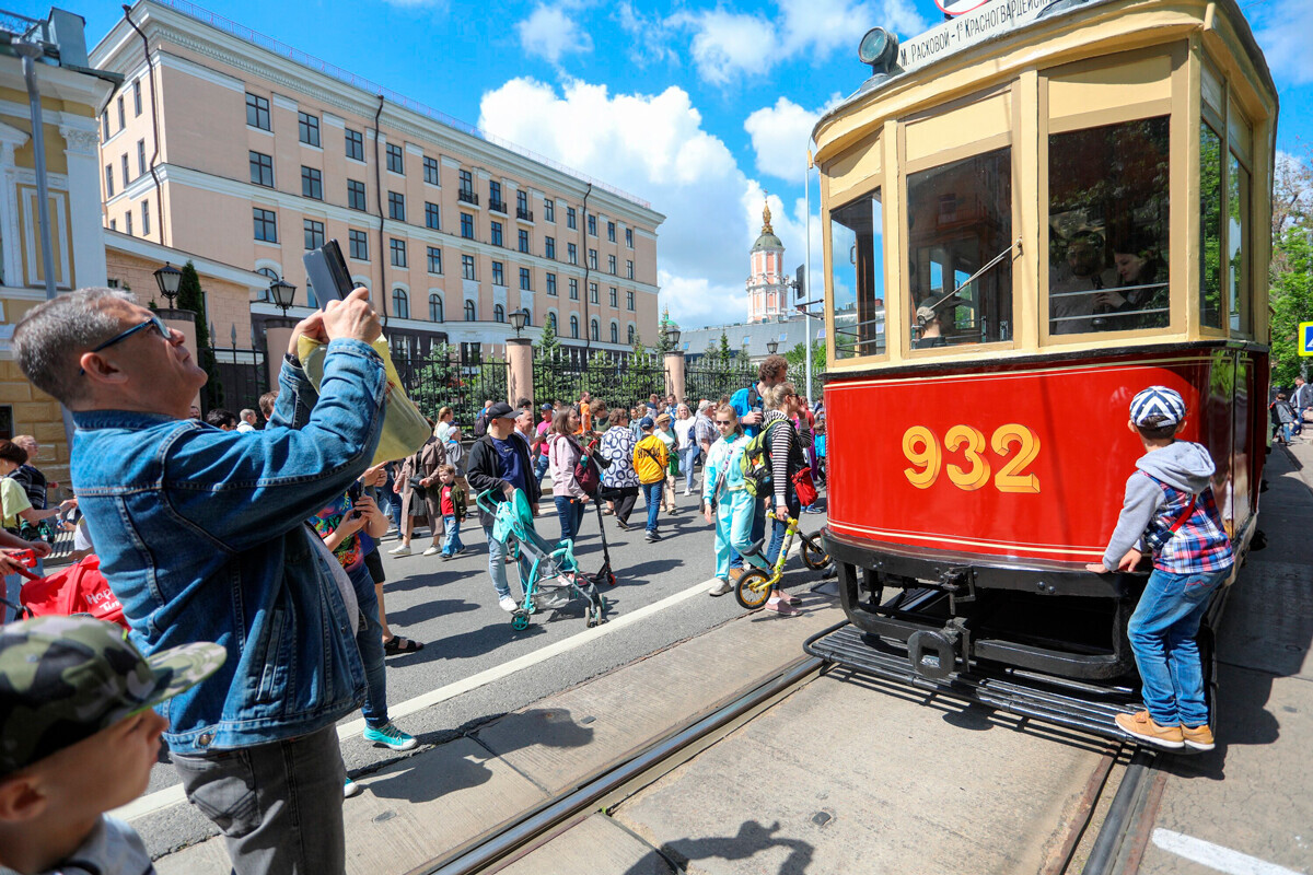 Moscou tem desfile de transporte retrô para celebrar os 150 anos de bondes