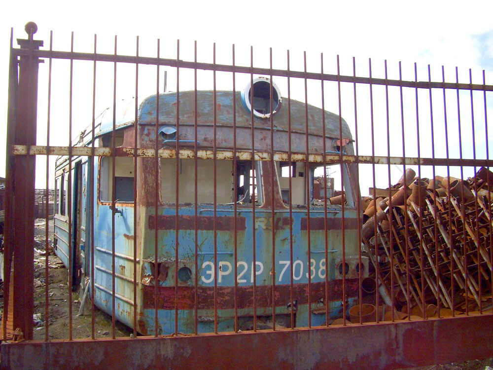 On peut encore voir les coques des trains de banlieue le long de la voie ferrée. Il n'y a en effet ici pas d'usine de traitement du métal, tandis que le transfert de ces déchets vers le «continent» apparaît trop coûteux.

