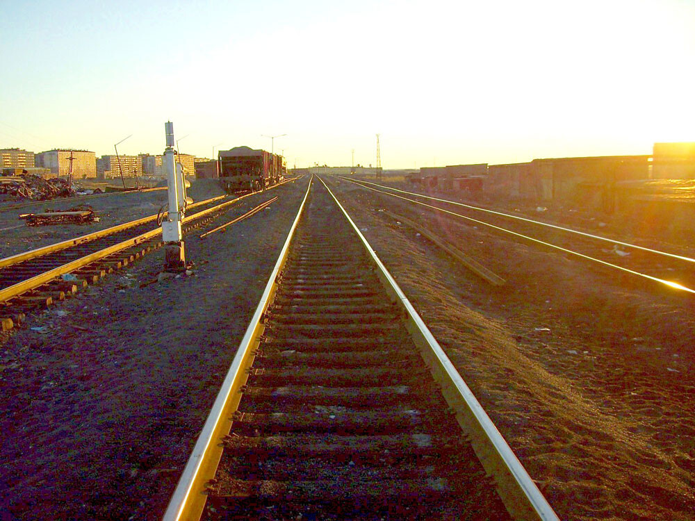 La propulsion électrique a par ailleurs été démantelée, le propriétaire du chemin de fer ayant opté pour une exploitation au diesel. Sur la photo: gare de Golikovo, à l'extérieur de Norilsk

